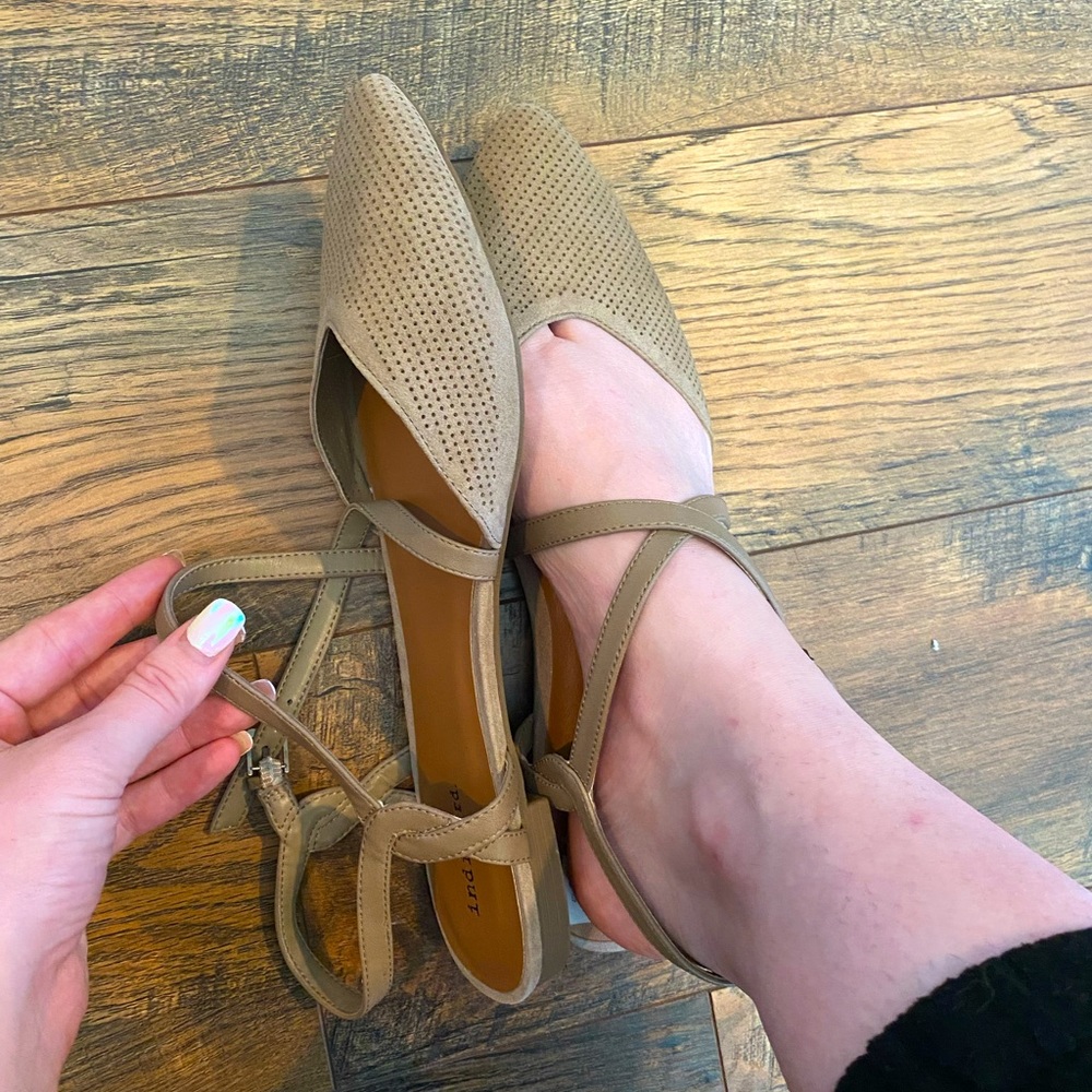Strappy closed toed flats size 11 indigo rd.